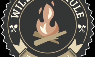 Ein Logo der Wildnisschule Kleinwalsertal. Es zeigt ein Feuer über Holzscheiten und symbolisiert Abenteuer in der Natur. | © Wildnisschule Kleinwalsertal Logo
