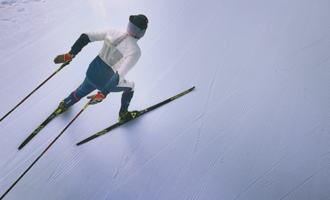 A skier glides down a perfectly groomed slope. The clear, snow-covered surroundings radiate calm and focus. | © @Oliver Farys | Kleinwalsertal Tourismus