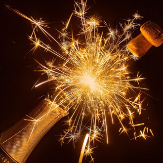 A champagne bottle with a bubbling cork and sparks that sparkle. A festive sight full of joy and celebration. | © Myriams-Fotos | Pixabay