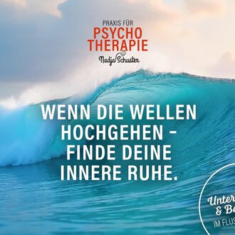 A powerful breaker in the ocean, symbolizing peace and serenity. The text encourages finding inner calm in difficult times. | © Psychotherapeutische Praxis – PTH Nadja Schuster