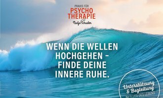 A powerful breaker in the ocean, symbolizing peace and serenity. The text encourages finding inner calm in difficult times. | © Psychotherapeutische Praxis – PTH Nadja Schuster