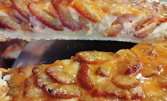 A delicious fruit cake with a plum topping and a shiny glaze. The cake has a crispy edge and looks very inviting. | © Kleinwalsertal Tourismus | N. Lughammer