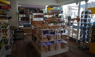 A store with shelves full of toys and souvenirs. The room is bright and friendly, with a large window that lets in light. | © Der Bunte Laden | Romana Volderauer