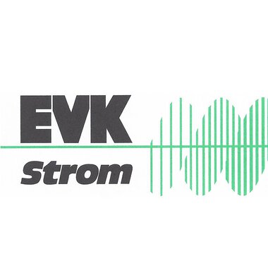 Das Bild zeigt das Logo von EVK Strom mit einer grafischen Darstellung von Wellenlinien. Die Farben sind Schwarz und Grün. | © Energieversorgung Kleinwalsertal Logo