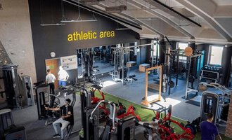 Ein moderner Fitnessraum mit verschiedenen Trainingsgeräten. Die Atmosphäre ist hell und einladend, ideal für sportliche Aktivitäten. | © Fitness Inform Oberstdorf