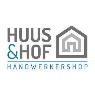 Ein modernes Logo für einen Handwerkershop mit dem Namen "Huus & Hof". Es zeigt ein stilisiertes Haus und betont handwerkliche Dienstleistungen. | © Logo Huus & Hof Riezlern