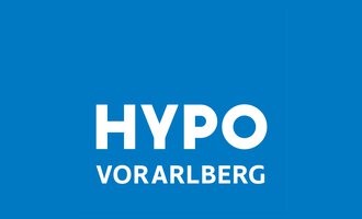 Ein einfaches, hellblaues Logo mit der Aufschrift "HYPO VORARLBERG" in großen weißen Buchstaben. Das Design ist modern und minimalistisch. | © Hypo Vorarlberg Kleinwalsertal Logo