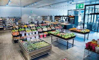 Ein moderner Supermarkt mit frischem Obst und Gemüse. Die Regale sind gut sortiert und laden zum Einkaufen ein. | © MPREIS Warenvertriebs GmbH
