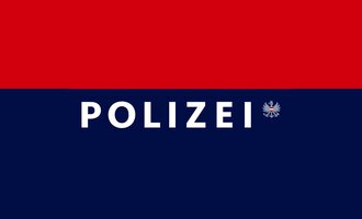 A police sign with the word "POLICE" in large letters. It is in the colors blue and red. | © Polizeiinspektion Kleinwalsertal Logo
