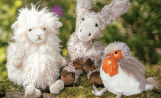 Three cute plush toys are sitting on a tree trunk: a sheep, a donkey, and a bird. They look friendly and are surrounded by a natural environment. | © Rohn - Kinder, Trends und mehr | Wrendale