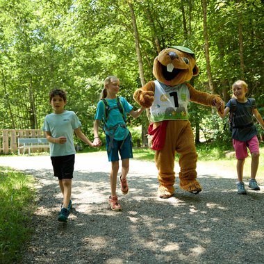 The image shows a logo for open youth work in Kleinwalsertal. It contains graphic elements in blue and the lettering "Youth Work" as well as information about the cooperation. | © Kleinwalsertal Tourismus | Oliver Farys