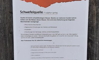 An information sign about the sulfur spring on the Walser Cultural Trail. It provides information and details about the spring as well as the surroundings. | © Kleinwalsertal Tourismus | Veronika Senn