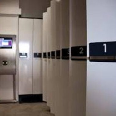 Ein moderner Lagerraum mit weißen Schränken und einer digitalen Steuerungseinheit. Schrank Nummer 1 ist im Vordergrund deutlich sichtbar. | © Sport Pauli GmbH