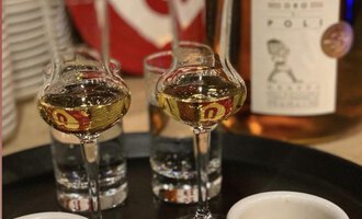 A tray with two cups of espresso and two glasses of liqueur is ready. In the background, a bottle of Sarpa is visible. | © Uusziit | Chantal Kessler