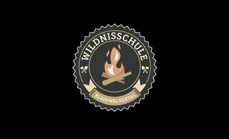 A logo of the Wilderness School Kleinwalsertal with a campfire. It features logs and flames in a round design. | © Wildnisschule Kleinwalsertal Logo